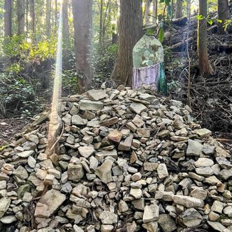 賽の河原地蔵…
亡くなった子供が賽の河原で、親の供養のために石を積んんでいると鬼が現れ崩すの繰り返し。
そこに“地蔵菩薩“が現れ、子供達を救ったそうです🤓