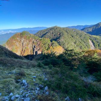 奥が鶏冠山（北峰）