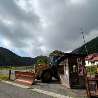 登山口を阻む除雪車？
「進んではいかン」的な。