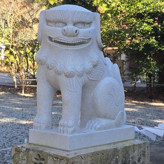 う～ん😔あちこち探ったけど　神社から奥は霊域につき立ち入り禁止といっぱい書いてある　こんなところを突破できん～😭