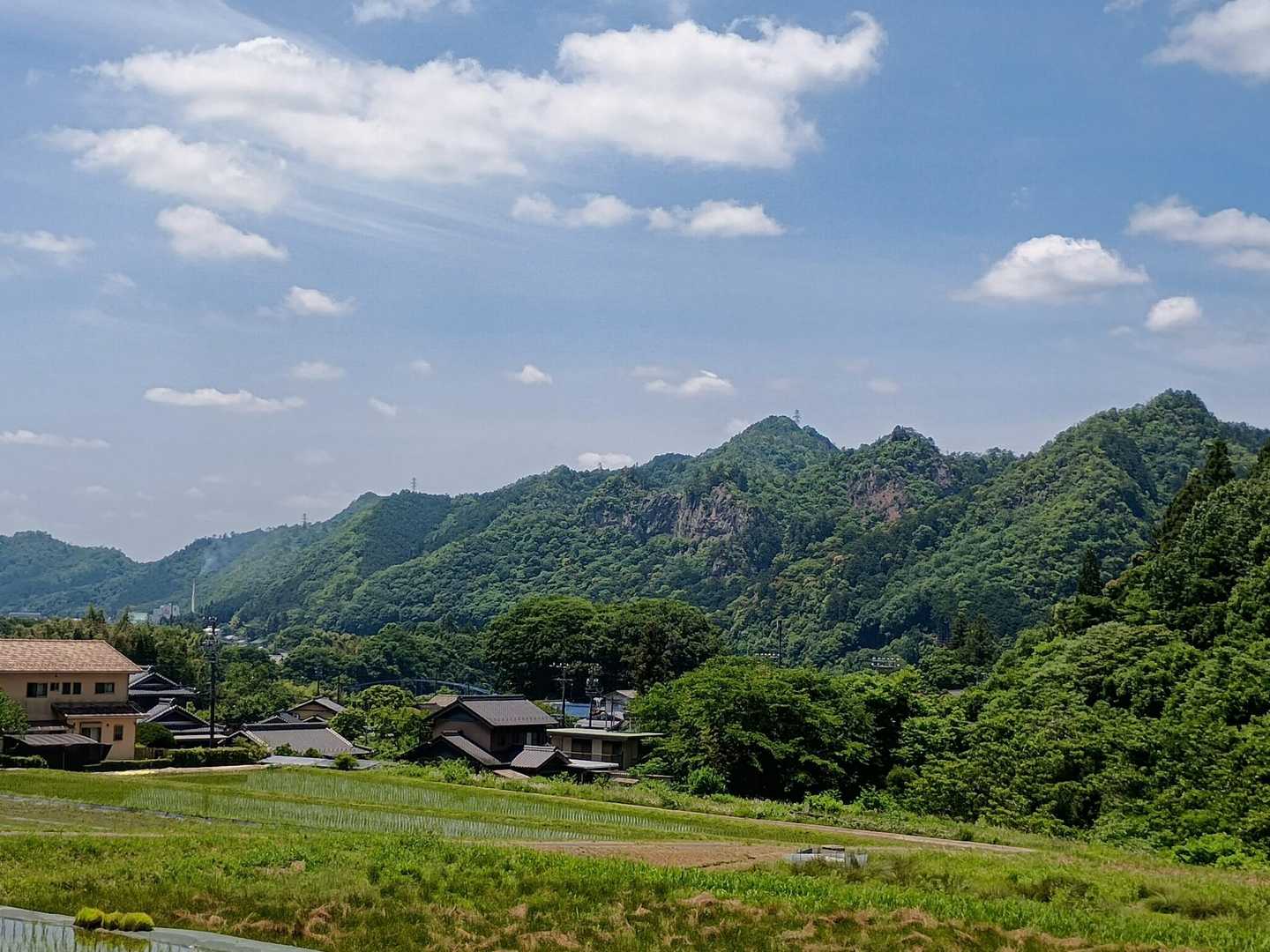 あの岩山の麓・スタート地点まではロード歩きです👣