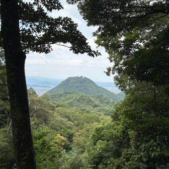先程のお山　
山頂が少し削れているからわかりやすい