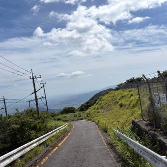 めちゃ暑い💦先の日陰で行動食入れて、日焼け止め塗り直して、アブと闘ってたら...たぶん、ベンチにオレンジ色のハンドタオル忘れてきてしまいました😭汚ったないハンドタオル...ゴミにしてしまい申し訳ない🙏