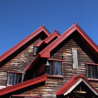 旧栂池ヒュッテ。北アルプス登山のベースキャンプとして70年以上にわたり愛されてきたそう。小屋の中には 登山用具などの展示あり。