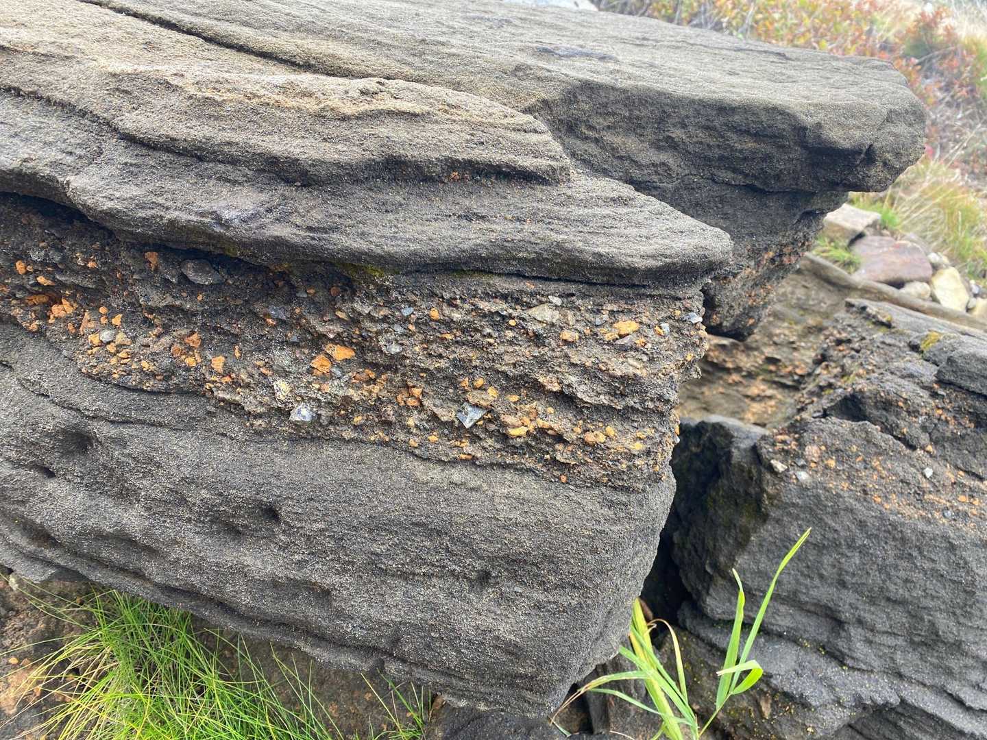 硬い地層状になってます。
火山灰が圧縮されているのがよくわかります