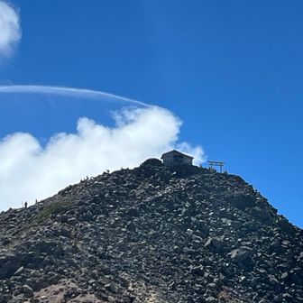 剣ヶ峰の山頂が見えてきました。