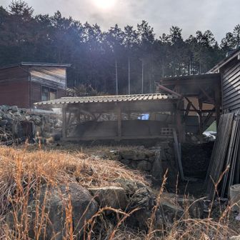炭焼き小屋🛖の様な物があった。煙出てました。ここから登山口までが、少し分かりづらいと良くレポで書かれてますが、私は何回も来てるから大丈夫。🤓