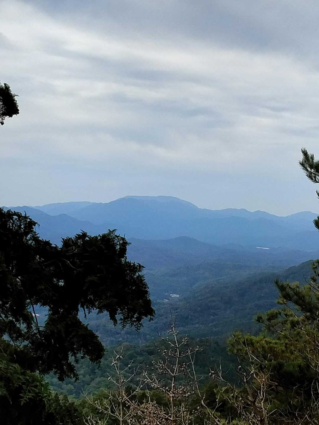 ガスってるけど遠くの山も見えます😊