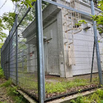 後鉢巻山山頂。この後道を大幅に間違える。（道路を元の方向に戻る）