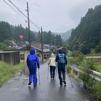 雨の中レイン着てスタート