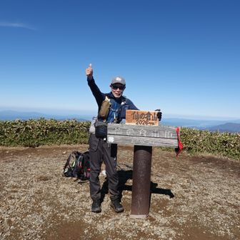 2026年　今年登るべき2026ｍの仙ノ倉山に初登頂して大満足です！

3枚前の山頂写真のバックに後ろ姿が写っていた地元水上の仙ノ倉山を愛する方がこの日の為に自宅の木から切出して作成し、寄贈したての看板と一緒に記念撮影して頂きました
