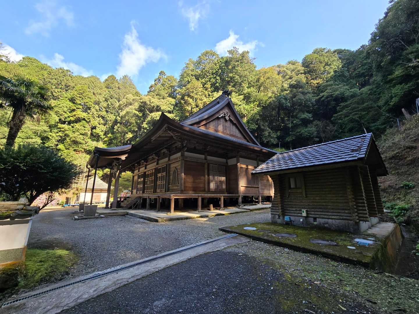 左側本堂
右側トイレ