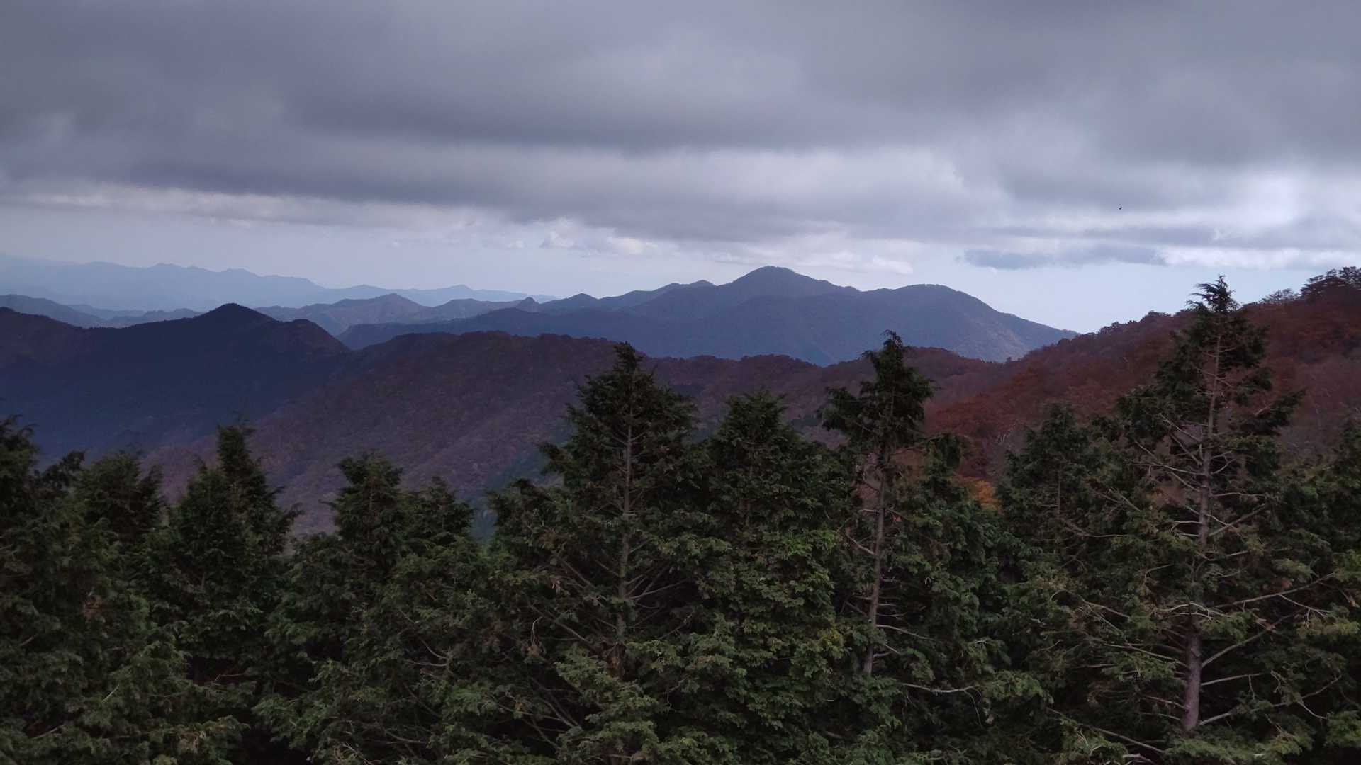 稜線に立ち大台山系が見えた
