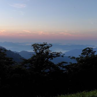 大台ケ原方面からの夜明けか。