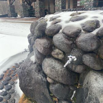 バスターミナルの水場。
蛇口をひねっても水は出ません。