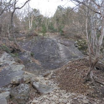 鎖は使わず登ってみたが、