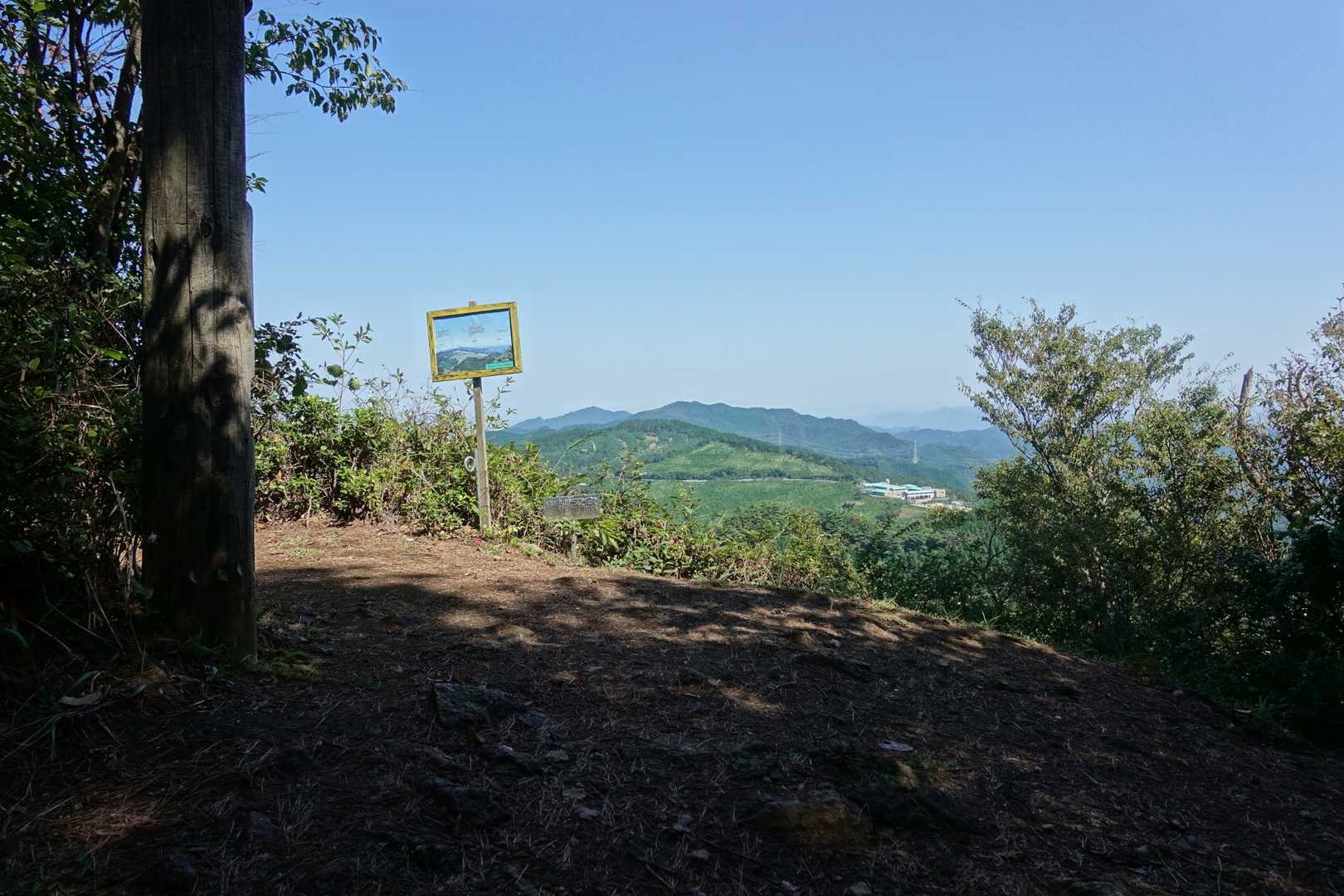 山頂は広場になっており、東に大きく開けています。