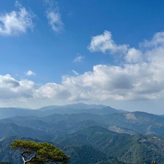 花切展望所に到着😌
鰐塚山と椿山がよく見えます⛰️
ここでお昼に🍙