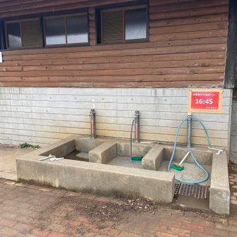 スタート地点の駐車場。冬季なので、水は止まっています。トイレも常設は使用できず、仮設トイレの1箇所のみです。