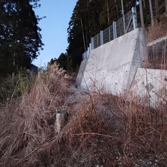 一気登山道は崩壊しているので、ここから道路に出て崩落部分を迂回