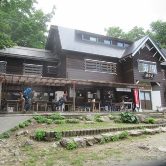 八方まで車で行き、そこからタクシーで猿倉まで行きました。ここの猿倉荘で昼食。