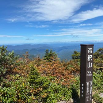 正面奥の大きな山塊が飯豊連峰だね