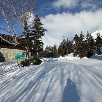 ゴンドラ最終駅の栂池自然園駅です。
今回の山行は、
①ゴンドラの運行開始時間（8時）、ロープウェイ（8時半）では山頂まで行って帰って来る頃には暗くなっている可能性あり
②ゴンドラ、ロープウェイ代の節約
③ゴンドラ、ロープウェイに乗ると歩く距離が短くなり過ぎて歩き足りない
ことから、リフトやゴンドラ、ロープウェイには乗らず、もっと早い暗い時間に駐車場をスタートすることにしました😃🚡