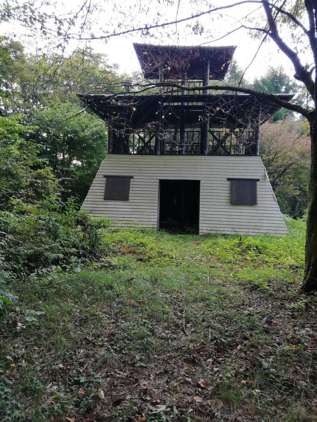頂上に着きました。
三階建ての立派な展望台があります。