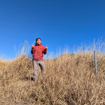 南平台に到着。
看板は劣化したのか、見当たりませんが、鶴見岳をバックに📷️
って、見えないですね😓