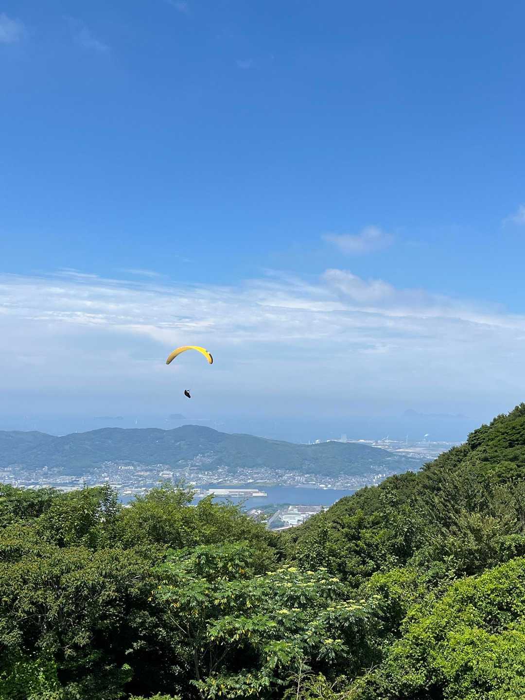 パラグライダー🪂飛んできた！