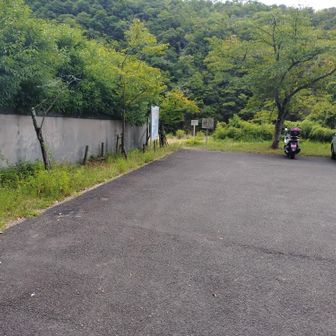 この千苅貯水場に沿って進みます