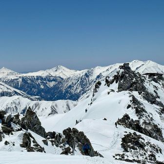 左の笠と右の雄山山頂社殿に挟まれたどっしり三角が黒部五郎岳ｶｯｺｲｰ！
ここまでのんびり景色に見とれながらきたけどここから一気に下山の儀
富士ノ折立行きません、大汝さえ行ければいいのでピストンです💨