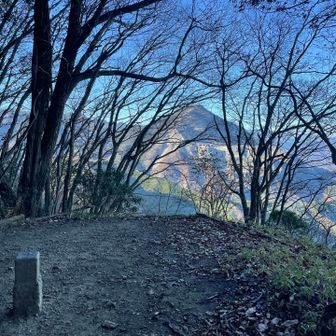 急な道を下って登って、雄岳山頂。