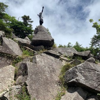 岩の上に立つtokoさん。
残念ながら富士山どころか南アルプスも見えず、私が先に降りて、写真をパシリ。