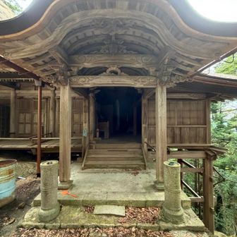 正面からパチリ
前回同様に吸い込まれそうなほど暗い。
中に入る勇気が無いですが入ってみました。
が
奥まで行かずに退散しますた。