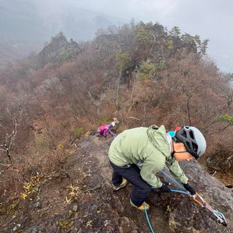 下りです。登りより断然下りのが緊張しました。
別になくてもよかったんだけどハーネスの練習を
兼ねて今回着けさせていただきました。
皇海山では必須なんでね。あ、ツアーだからよ。