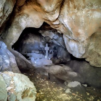 洞窟内の弁天様
以前の写真では2〜3体の弁天様が写っていたように思います。