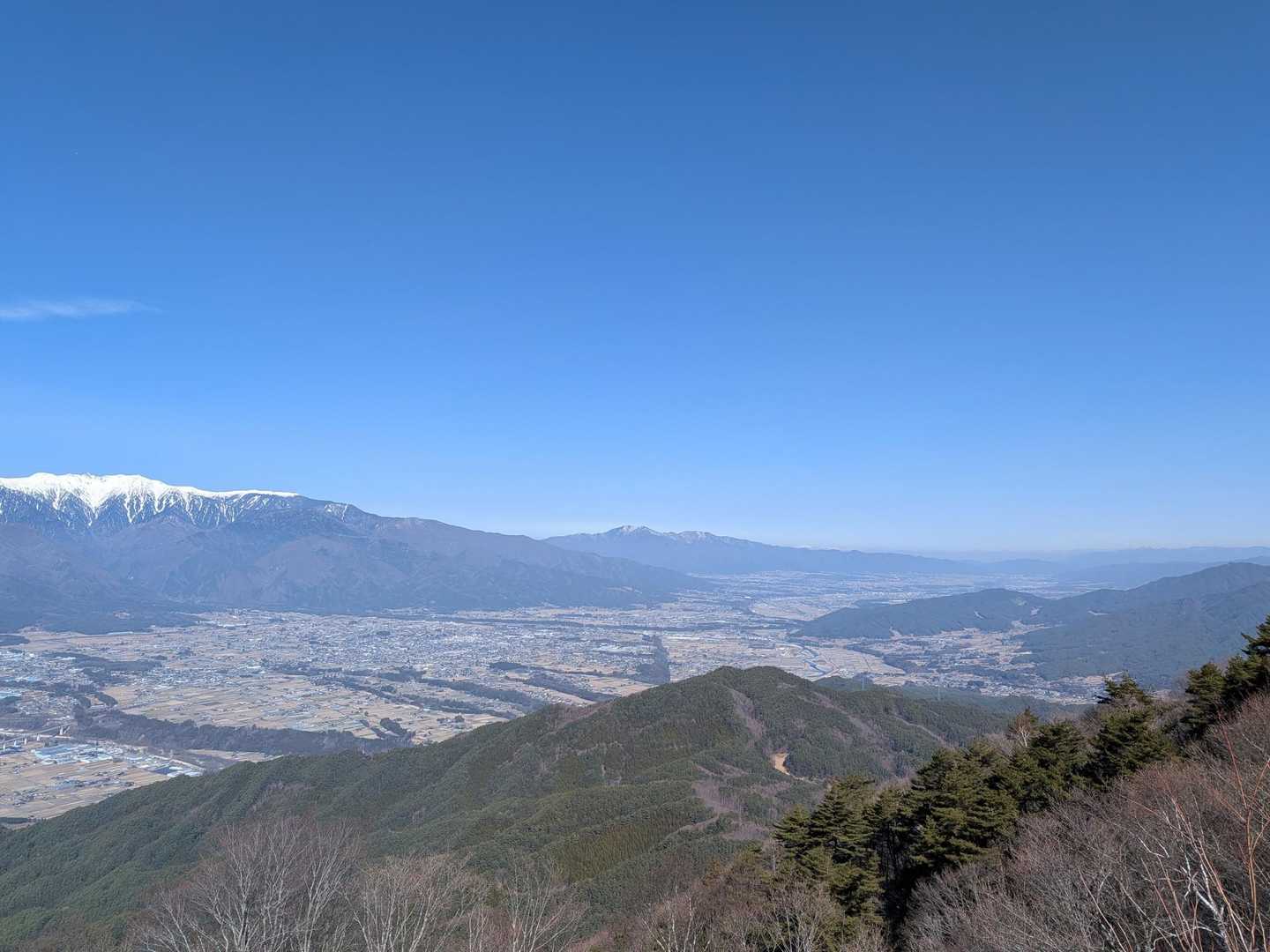 陣馬形山往復 | 武田氏の陣地や狼煙台の歴史を秘めた中央アルプスと伊那谷の展望峰の写真