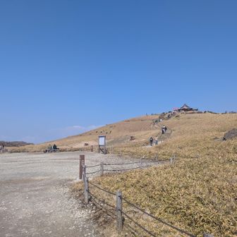 雲の上にほんのちょっと富士