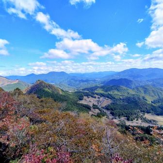 南峰では曽爾高原のパノラマが素晴らしい