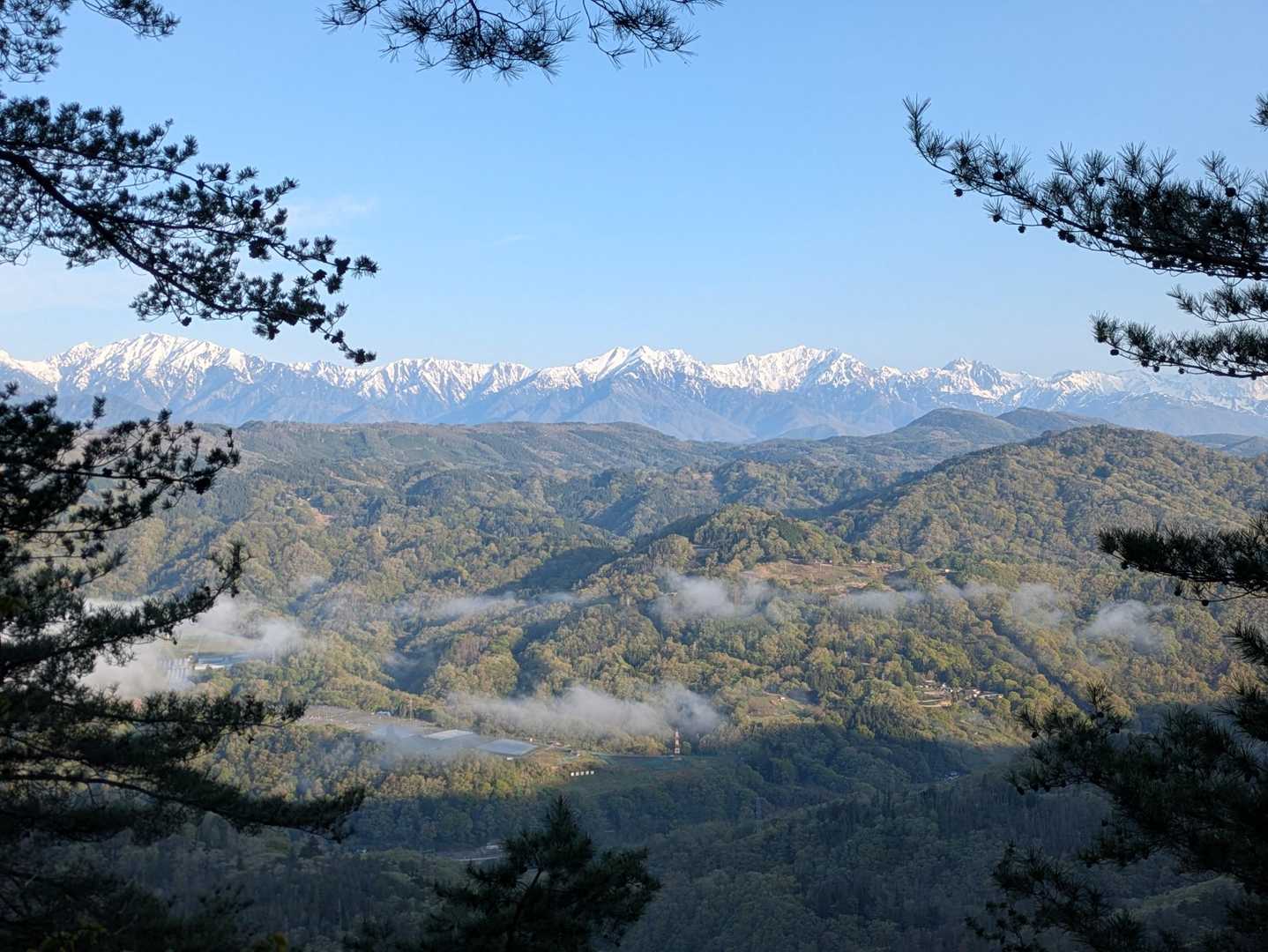 京ヶ倉 | 蛇行する犀川と北アルプスが連なる絶景をめざし、手強い岩稜を越えるの写真