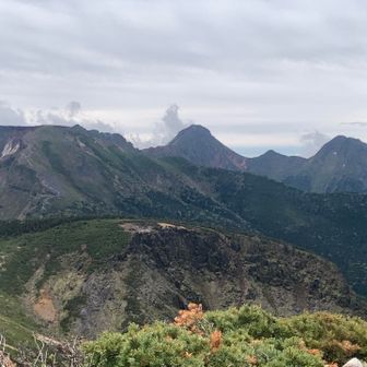 西天狗岳からは横岳も見れます