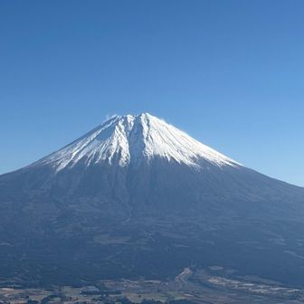 山頂から
雄大な富士山の絶景
大沢崩がはっきり見える