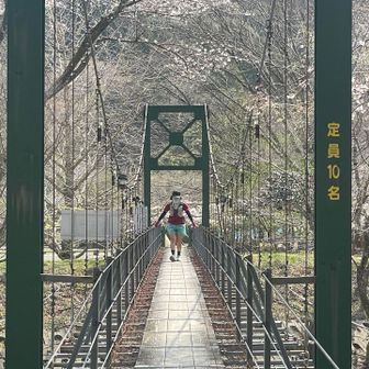 すぅちゃんは中腰で手すりを掴んで😆