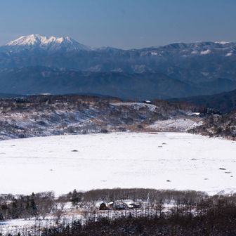 八島ヶ原湿原と遠くに御嶽山。