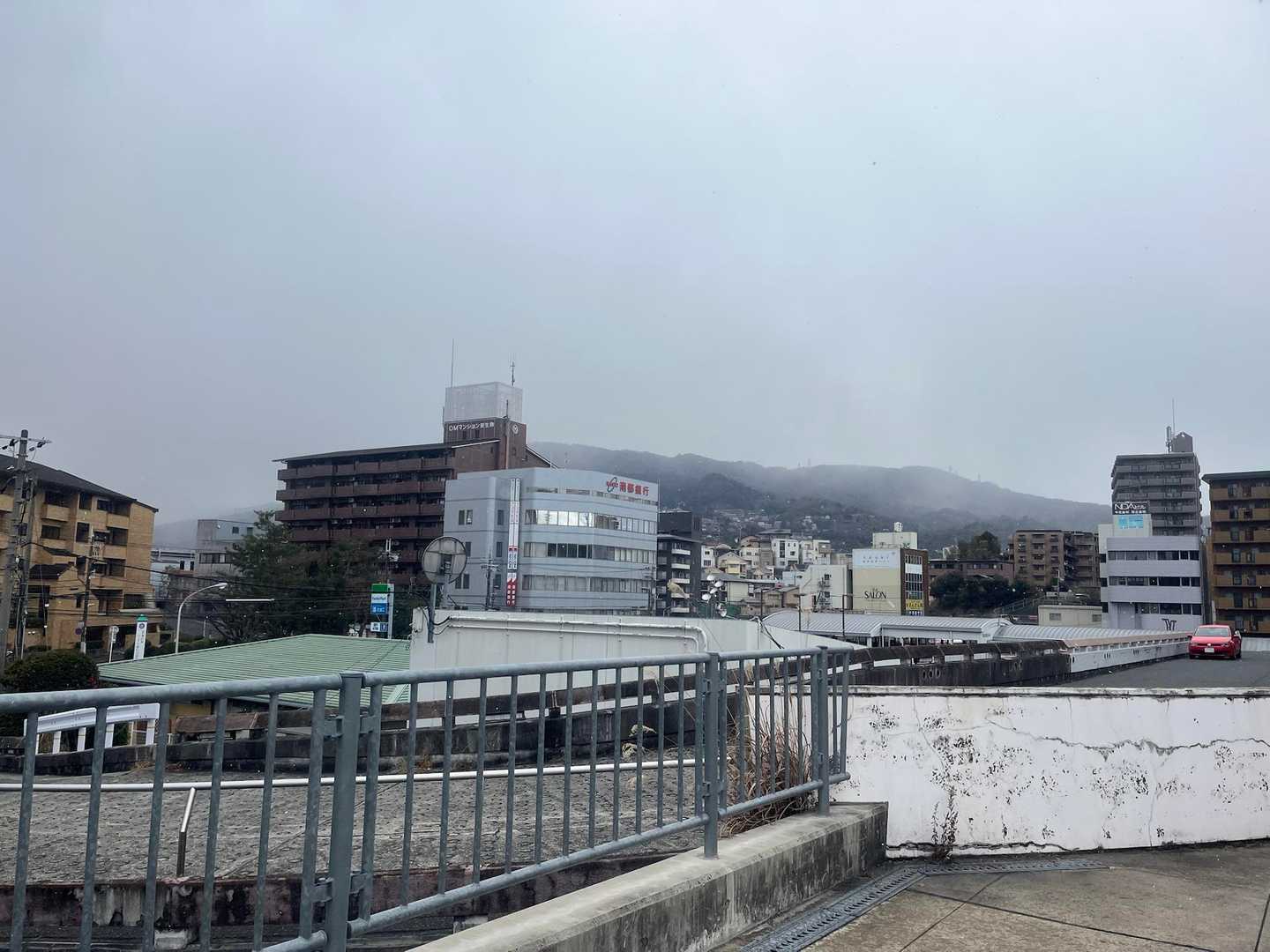 東生駒駅からの眺め。雪が降ってます。