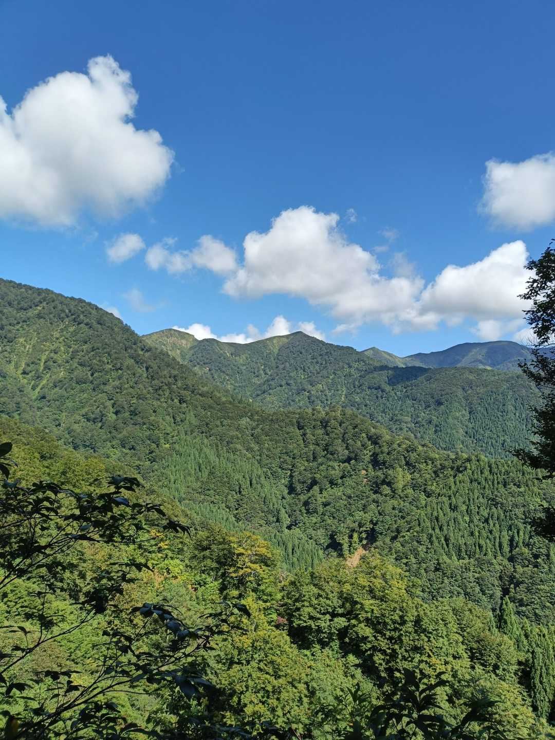 途中展望が開けて火打岳方面がみえる。