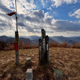 四国百名山、塩塚山ᨒ𖡼.𖤣𖥧

YAMAPだと塩塚峰、看板は塩塚山