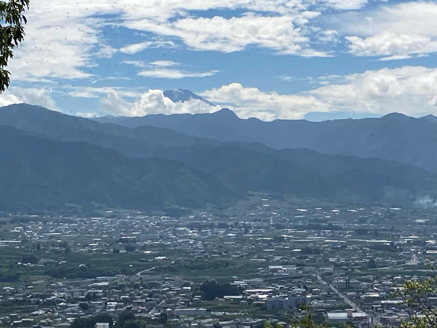 この旅で初めて　富士山が顔出してくれた
頭だけでも　嬉しい😃
眼下には甲府盆地