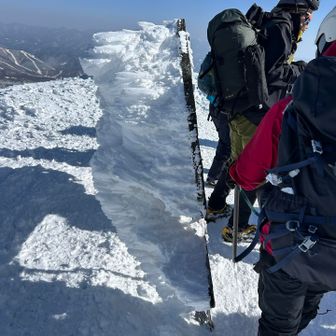 山頂標識の裏すご！